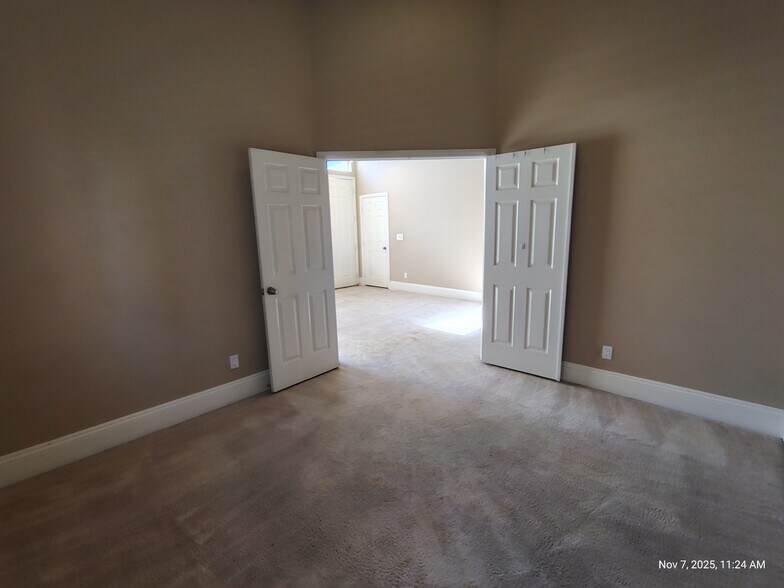 Building Photo - 9160 Valley Spring Ct