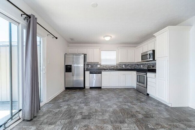 Building Photo - Spacious 3 Bed 2.5 Bath Home in Parks at W...
