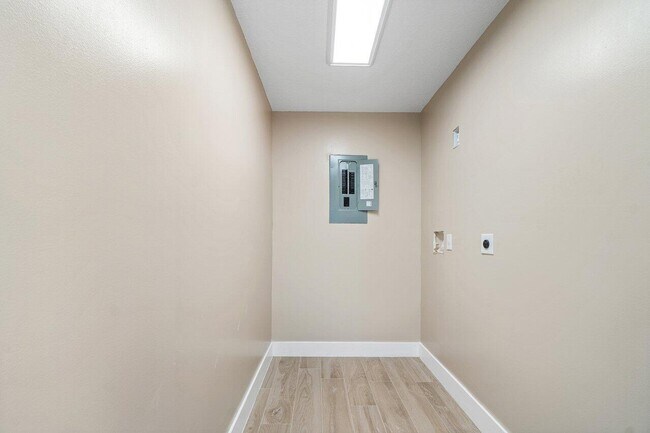 Building Photo - 5065 Horseshoe Cir N