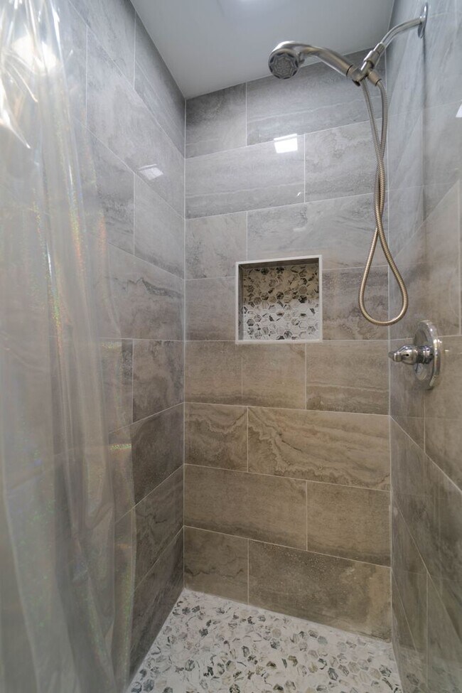 Building Photo - Spacious Split-Level with In-Law Suite & B...