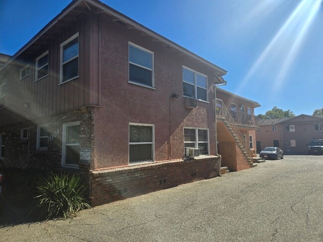 Building Photo - 1-Bedroom 1 bath unit in Van Nuys Zero deposit required at move in for qualified applicants throu...