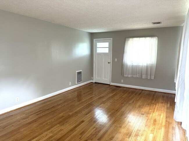 Building Photo - IMMACULATE ONE LEVEL HOME AVAILABLE IN SUR...