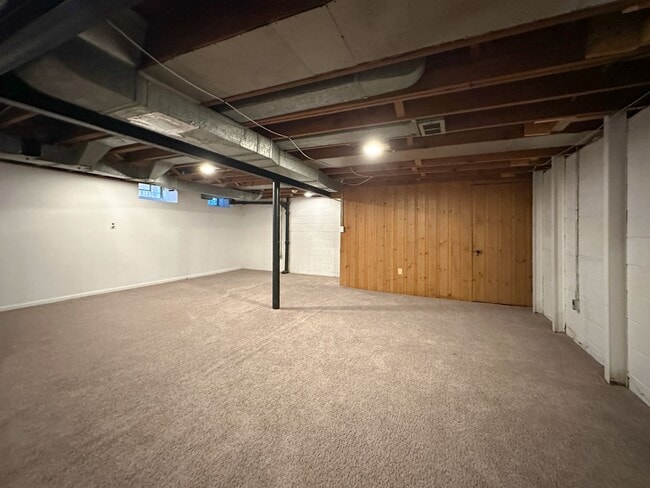 Building Photo - Stylish Grosse Pointe Woods Ranch with EV ...