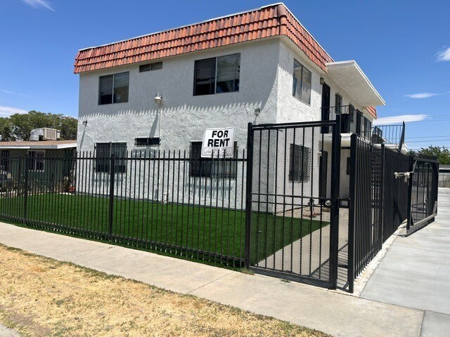 Building Photo - 38622 Larkin Ave