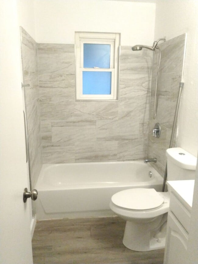 Building Photo - 3 bed 1 bath available in North Highlands!