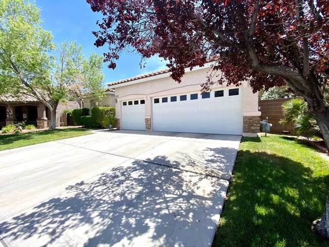 Primary Photo - Furnished 4 Bedroom Pool Home - 6 month lease
