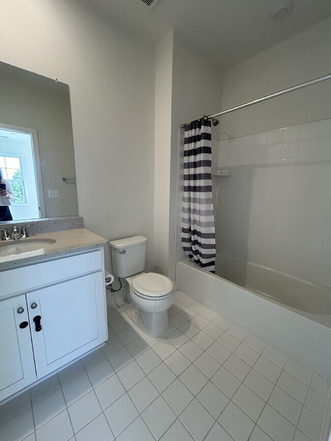 Building Photo - Upgraded 3BR End-Unit Townhome | 3.5 Baths | Garage | Lake Frederick