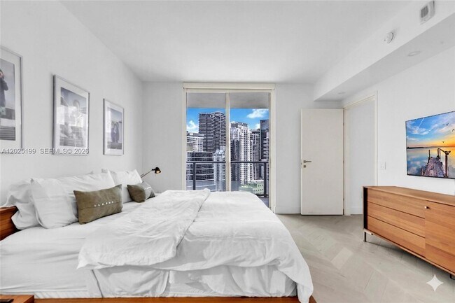 Building Photo - 1300 Brickell Bay Dr