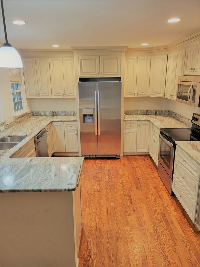 Building Photo - Huge 5 bedroom upgraded Colonial with larg...