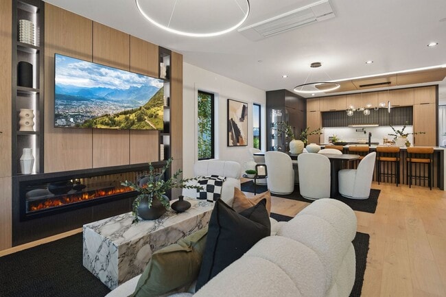Building Photo - Skyview Townhome: Luxury Living in Lake Oswego's Premier First Addition Neighborhood