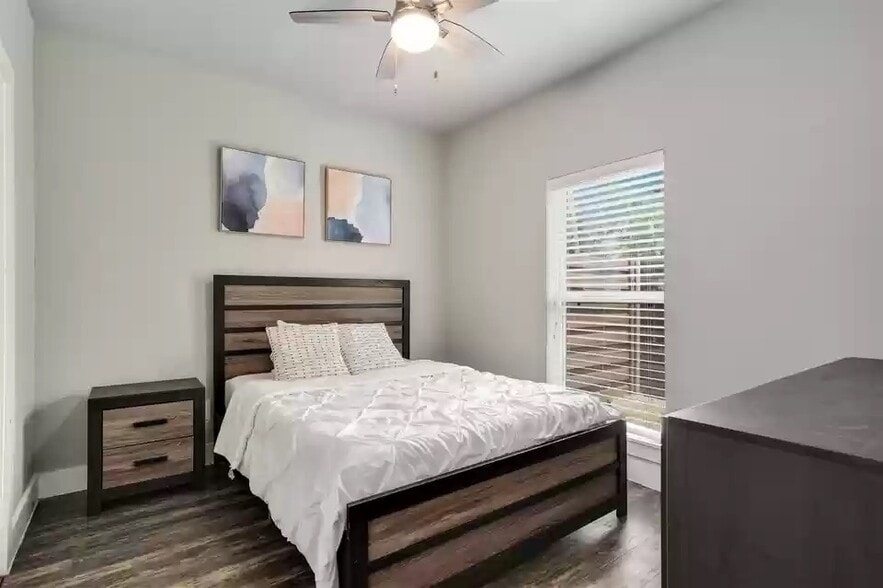 Building Photo - 4911 Alton Ave