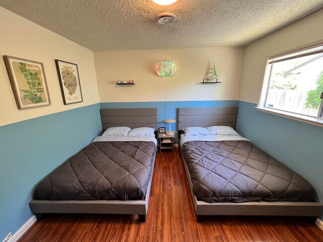 Building Photo - 3320 Panorama Dr