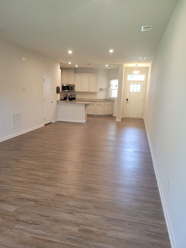Building Photo - Lovely townhome in Stonehouse