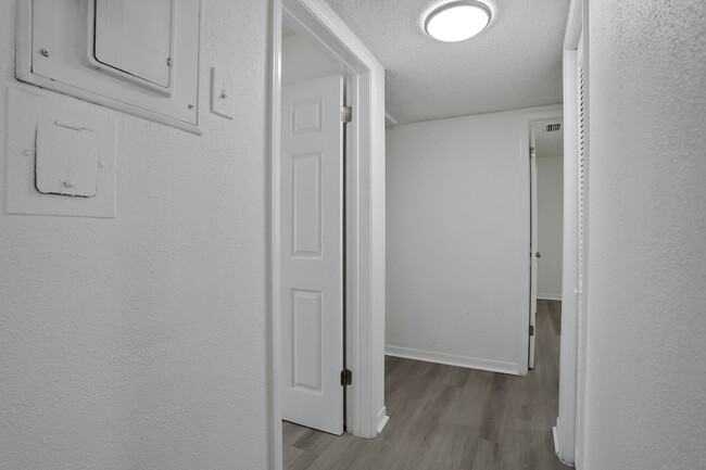 Building Photo - 3923 Tyndale Dr