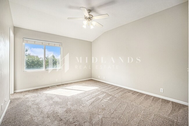 Building Photo - Bellevue Split Entry