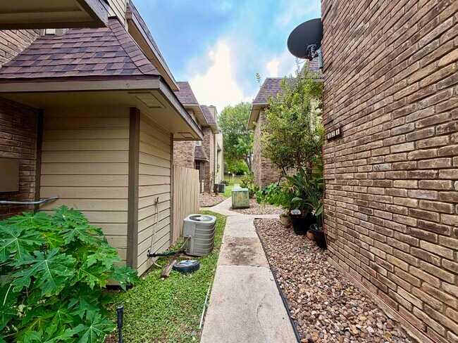 Building Photo - 200 Martingale