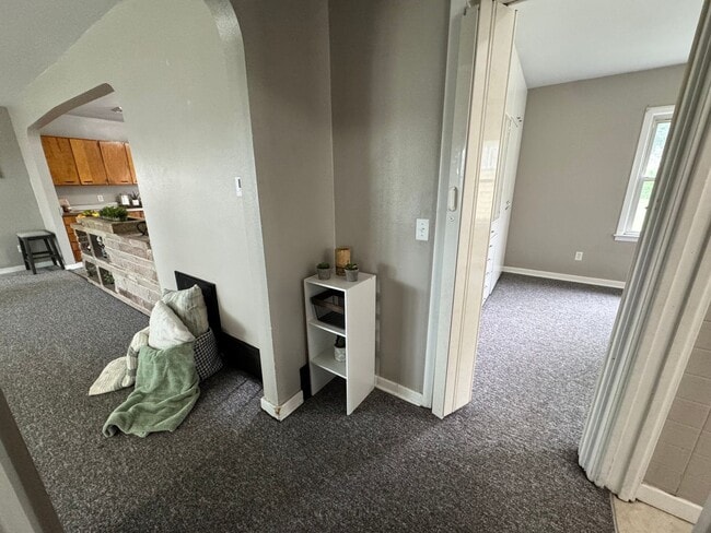 Building Photo - 2 bed, 1 bath home for rent in Hudson available IMMEDIATELY