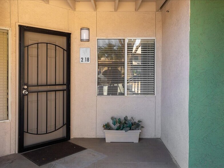 Building Photo - 1295 N Ash St