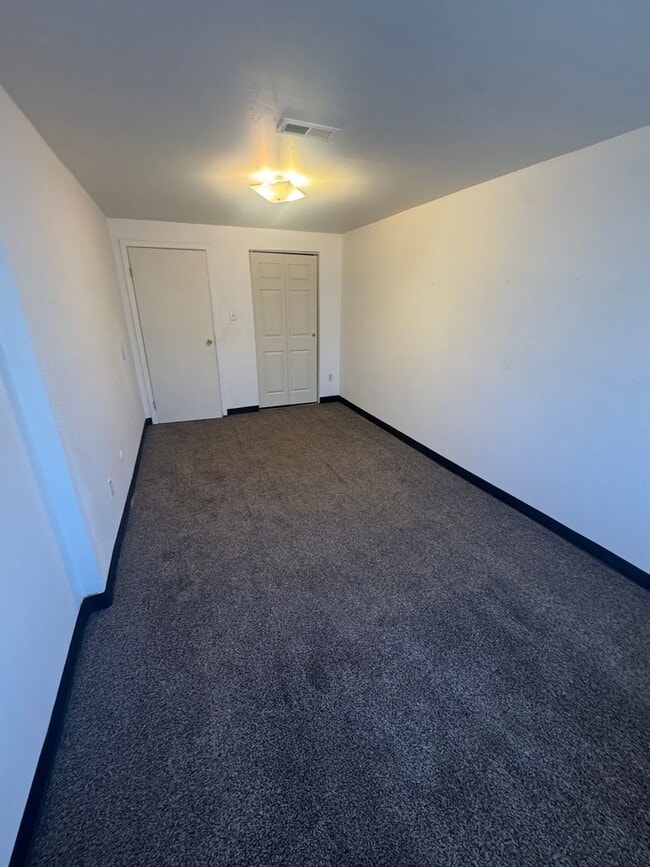 Building Photo - $400 OFF Move In Special!  Second Level Unit  2 Bed/1 Bath  Apt - $800/$800