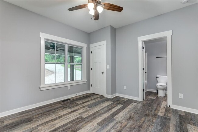 Building Photo - 623 Sweetwater Creek Dr