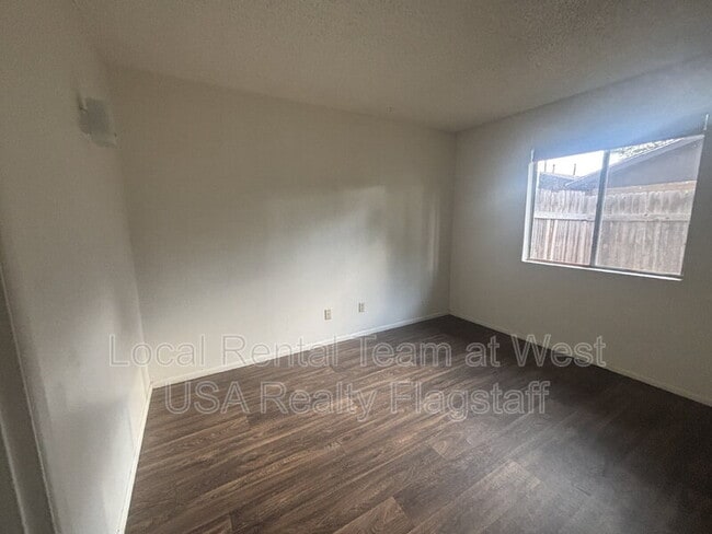 Building Photo - 2219 E Dortha Ave