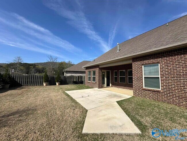 Building Photo - 2618 W Creek Dr