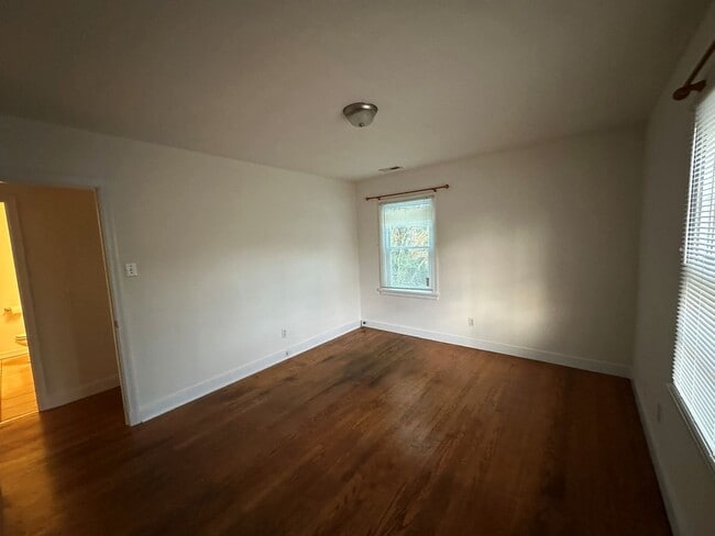 Building Photo - Rancher with Large Back Yard!