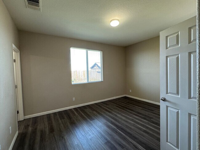 Building Photo - Four Bed, Two Bath Home Close to Hwy 99 an...