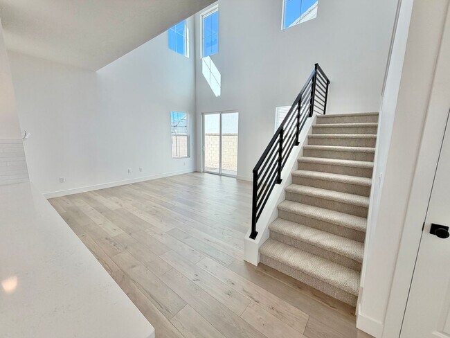 Building Photo - Desert Color 4 Bed Home!