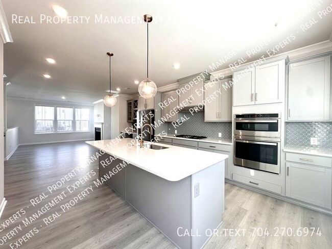 Building Photo - Stunning New Construction Townhouse in Cha...