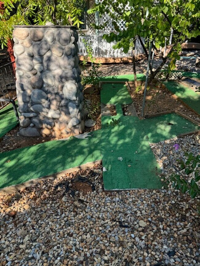 Building Photo - 3 Bedroom In Shasta View Neighborhood with Bonus room, sun room, gazebo and putting green!