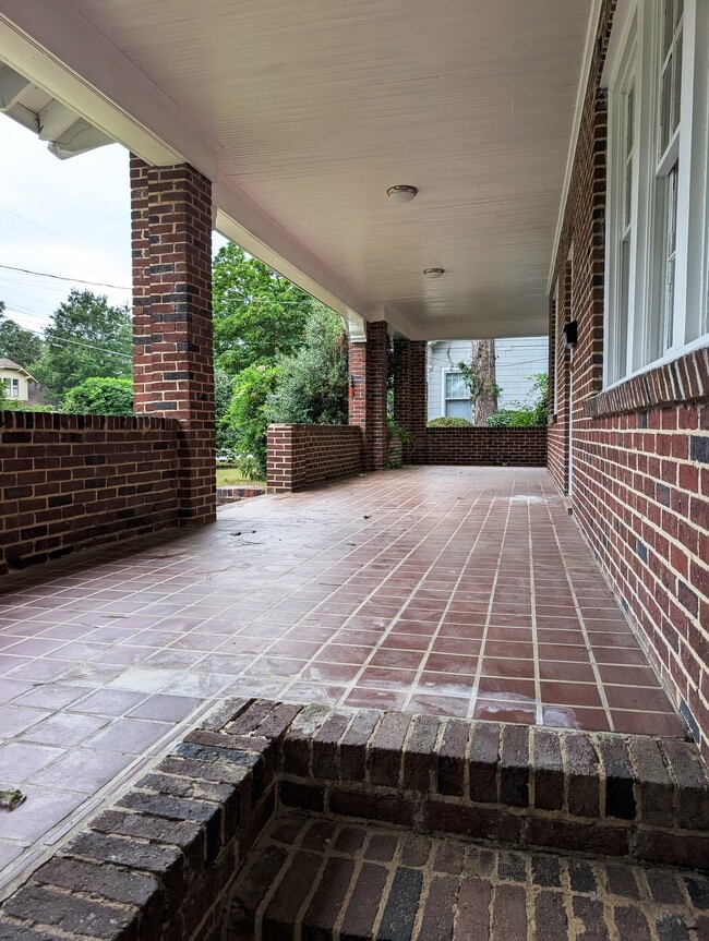 Building Photo - 604 Vance St NE