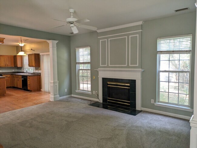 Building Photo - 4 Bedroom Home in Winslow Bay!