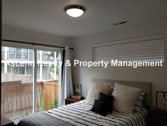 Building Photo - Like New 4 Bed Beauty Full Bed & Bath on Main Next to Commonwealth Lake & Minutes to Cedar Hills ...
