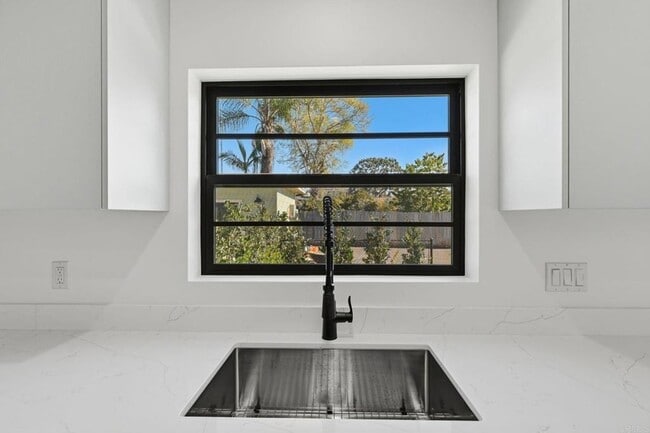 Building Photo - 1063 Buena Vista Way