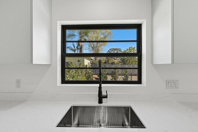 Building Photo - 1065 Buena Vista Way