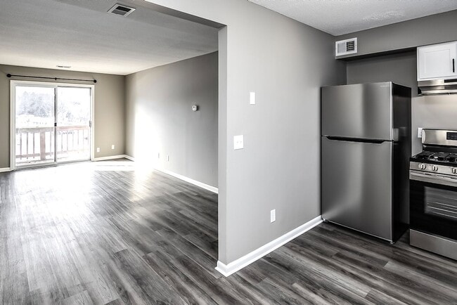 Building Photo - Spacious and updated 2 bed 1.5 bath!