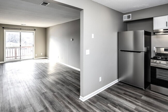 Building Photo - UPDATED 2 bed, 1 1/2 bath apartment in Bellevue!