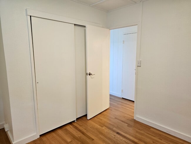 Building Photo - 3-Beds, 1.5-Bath Apartment with One tandem driveway parking space.