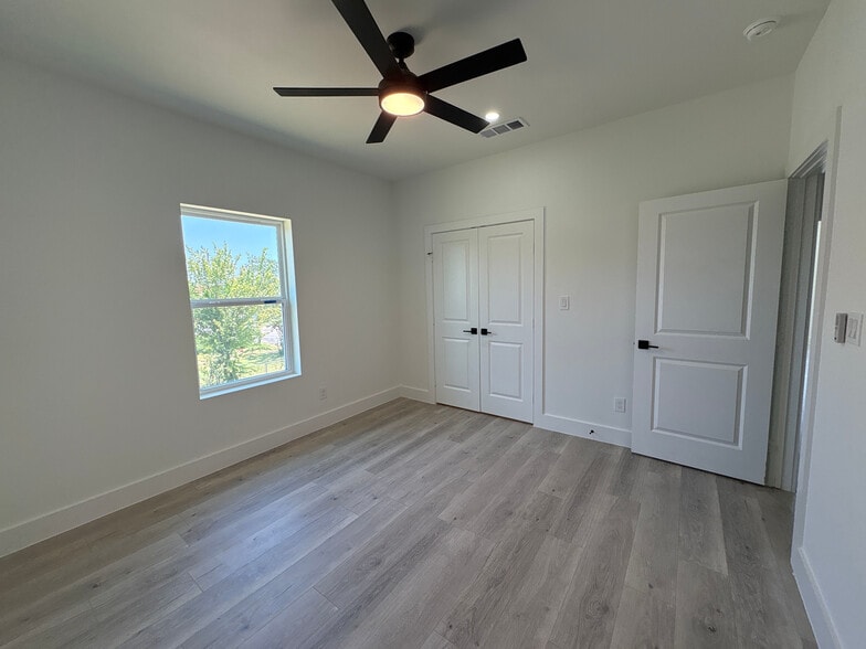 Building Photo - Room in Duplex on Wendelkin St