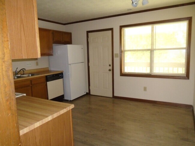 Building Photo - Timberlake  Apartments