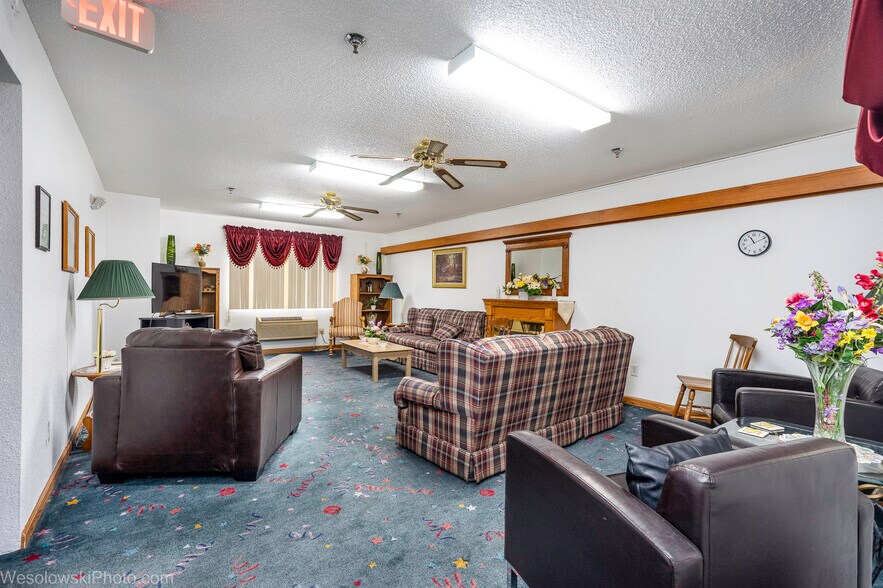 Family Room Common Area - 3305 Sunset Ave