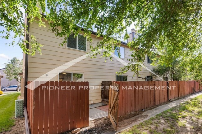 Building Photo - Renovated 3-Level 2BR Townhouse w/ Garage ...