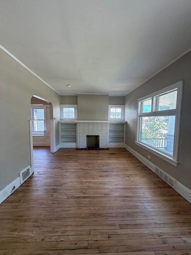 Building Photo - 4bd Single E. 140/kinsman Section 8