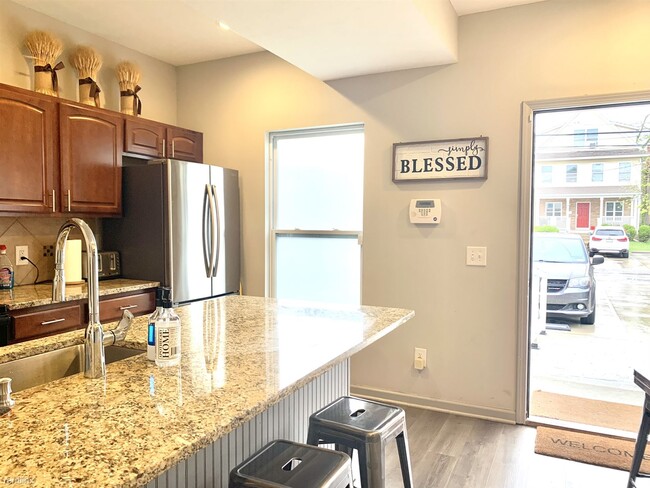 Building Photo - Room for Rent, 3 bath Duplex - 96 McMillen...