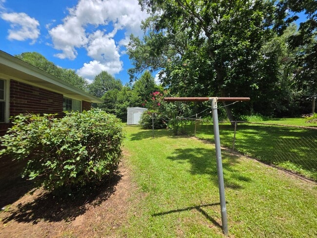 Building Photo - 4BR/2BA lake view home with covered back p...