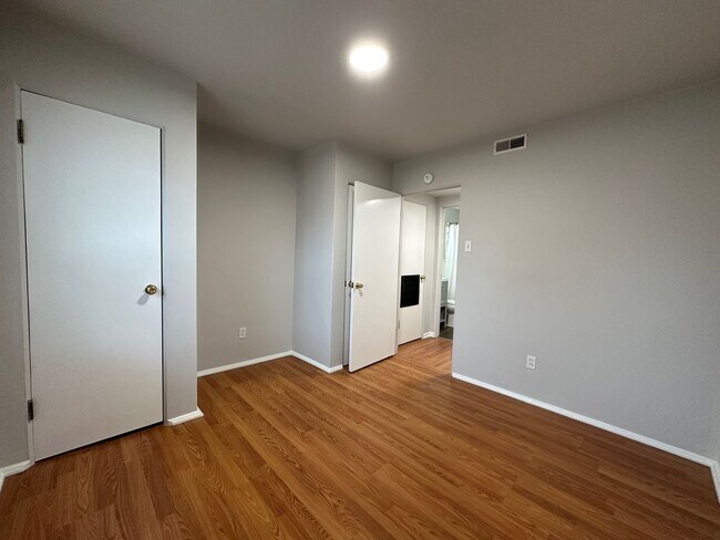 Building Photo - 7012 Jamieson Ave