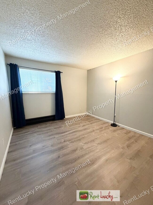 Building Photo - 2 Bed, 1 Bath in Federal Way Available NOW! Utilities Included and Extra Storage~