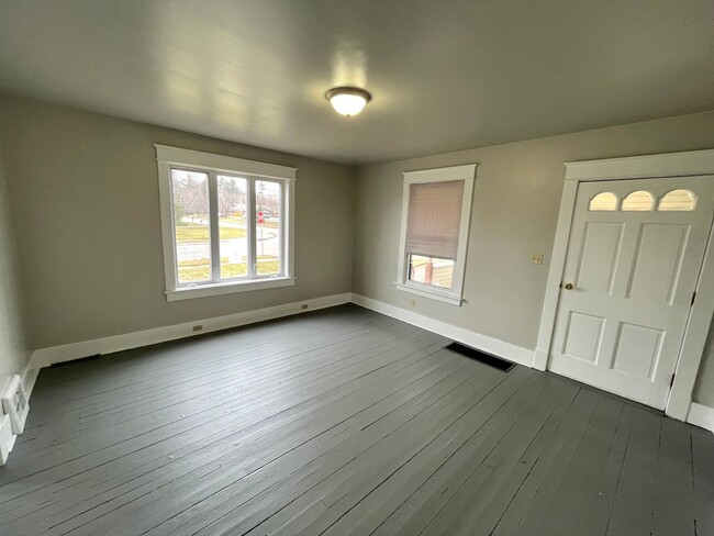 Building Photo - FIVE BEDROOM HOUSE !!. Just a four-minute ...