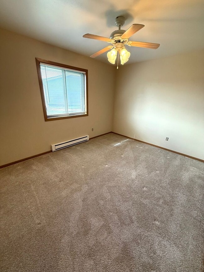 Building Photo - Private Entry 2 Bed/1 Bath Apartment!